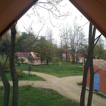 Camping Paradis Bellerive Montfrin エクステリア 写真