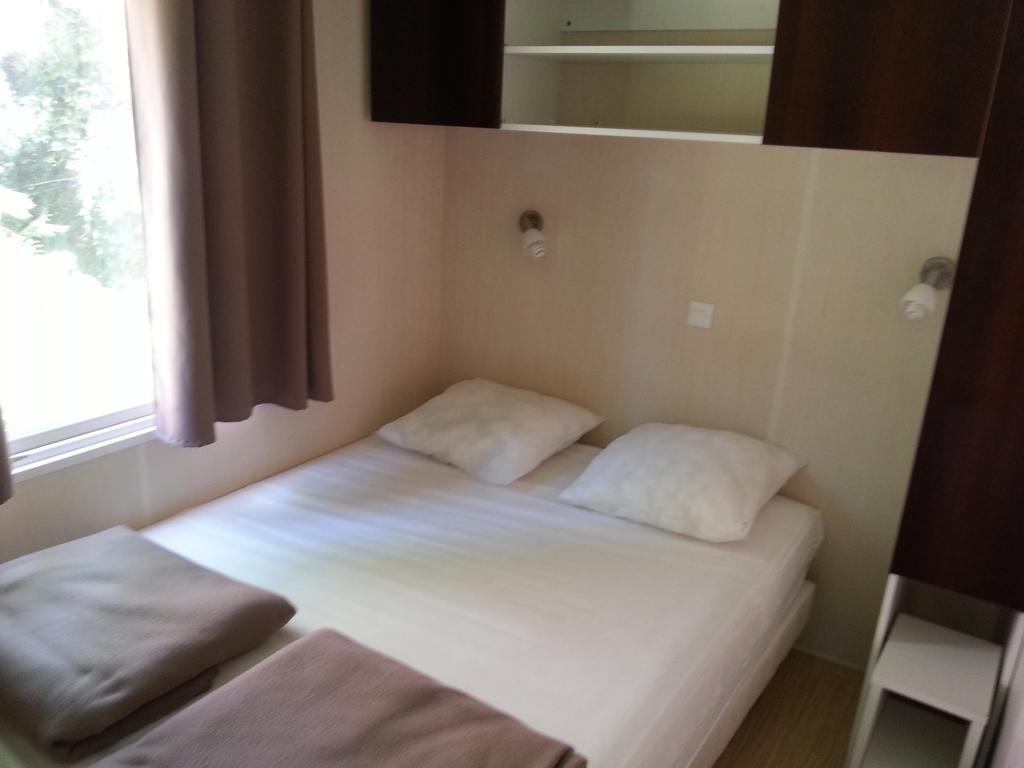 Camping Paradis Bellerive Montfrin 部屋 写真