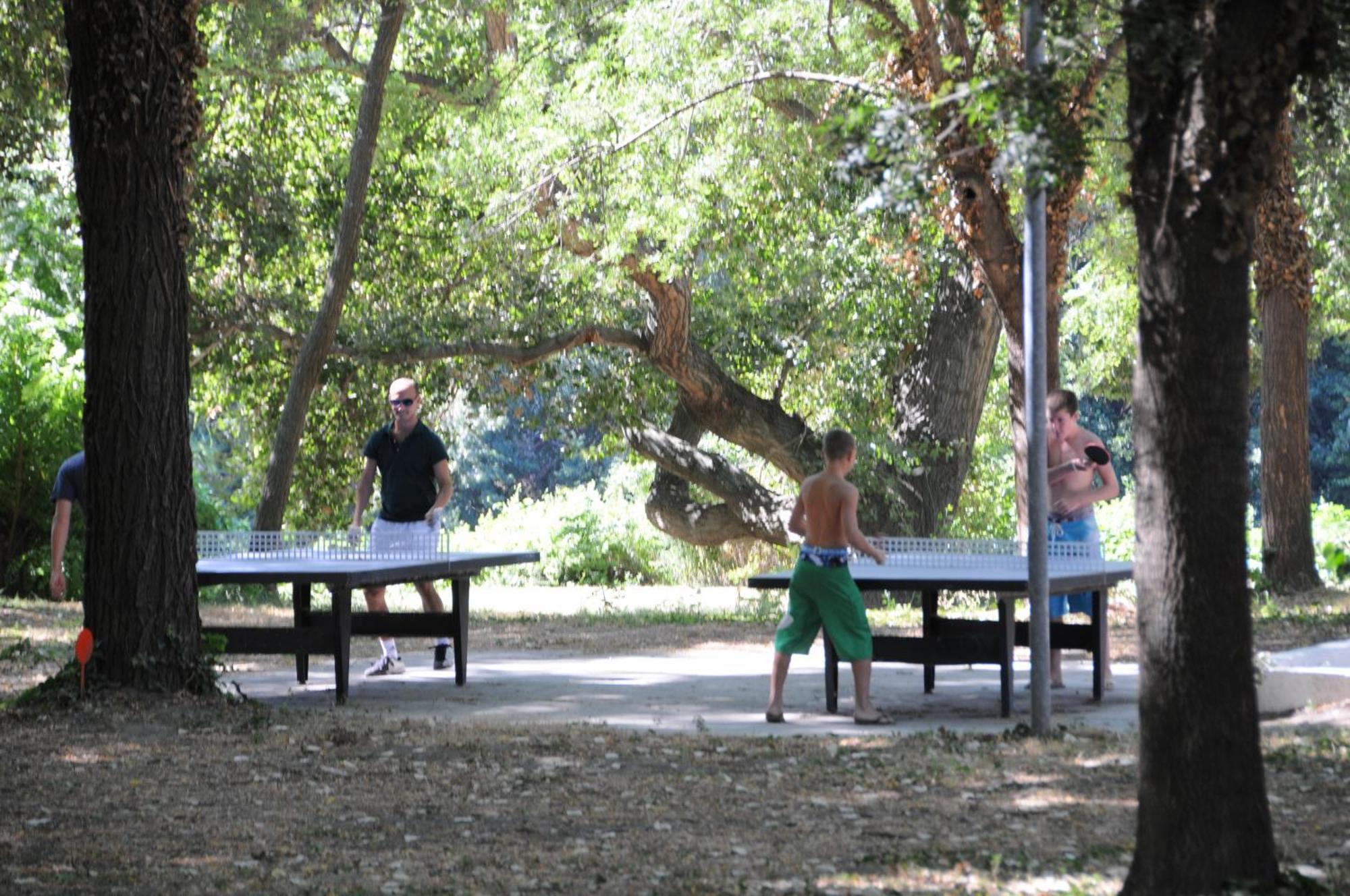 Camping Paradis Bellerive Montfrin エクステリア 写真