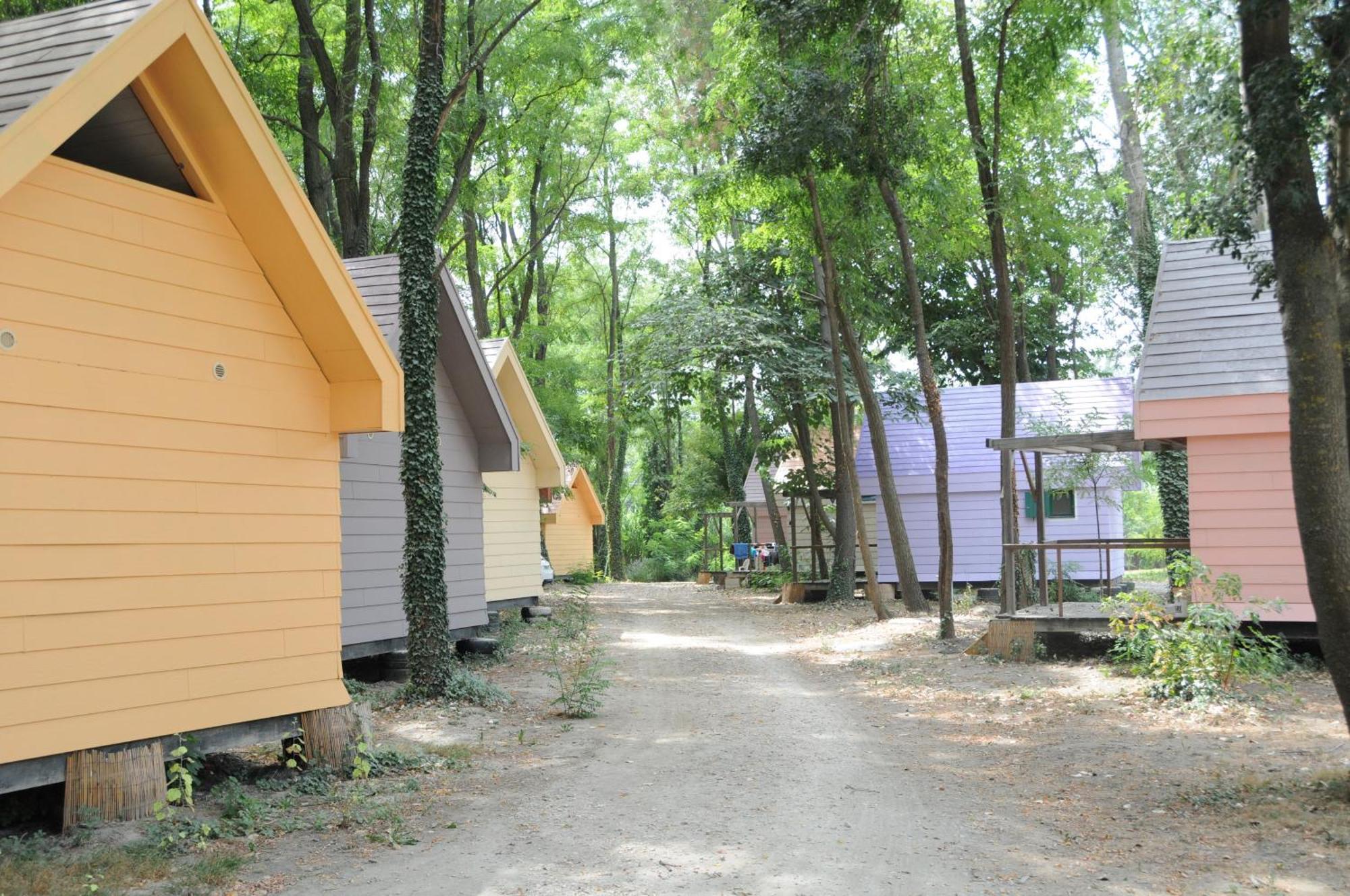 Camping Paradis Bellerive Montfrin エクステリア 写真