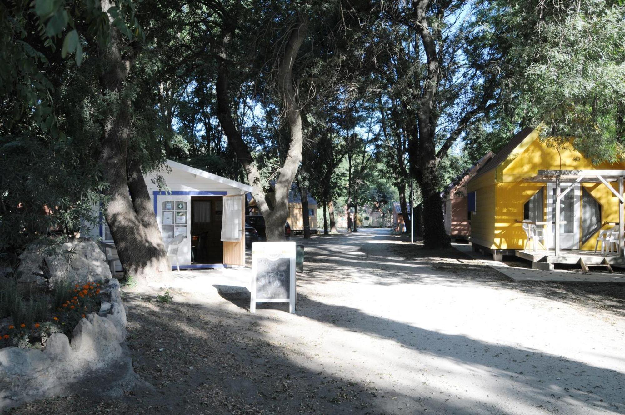 Camping Paradis Bellerive Montfrin エクステリア 写真