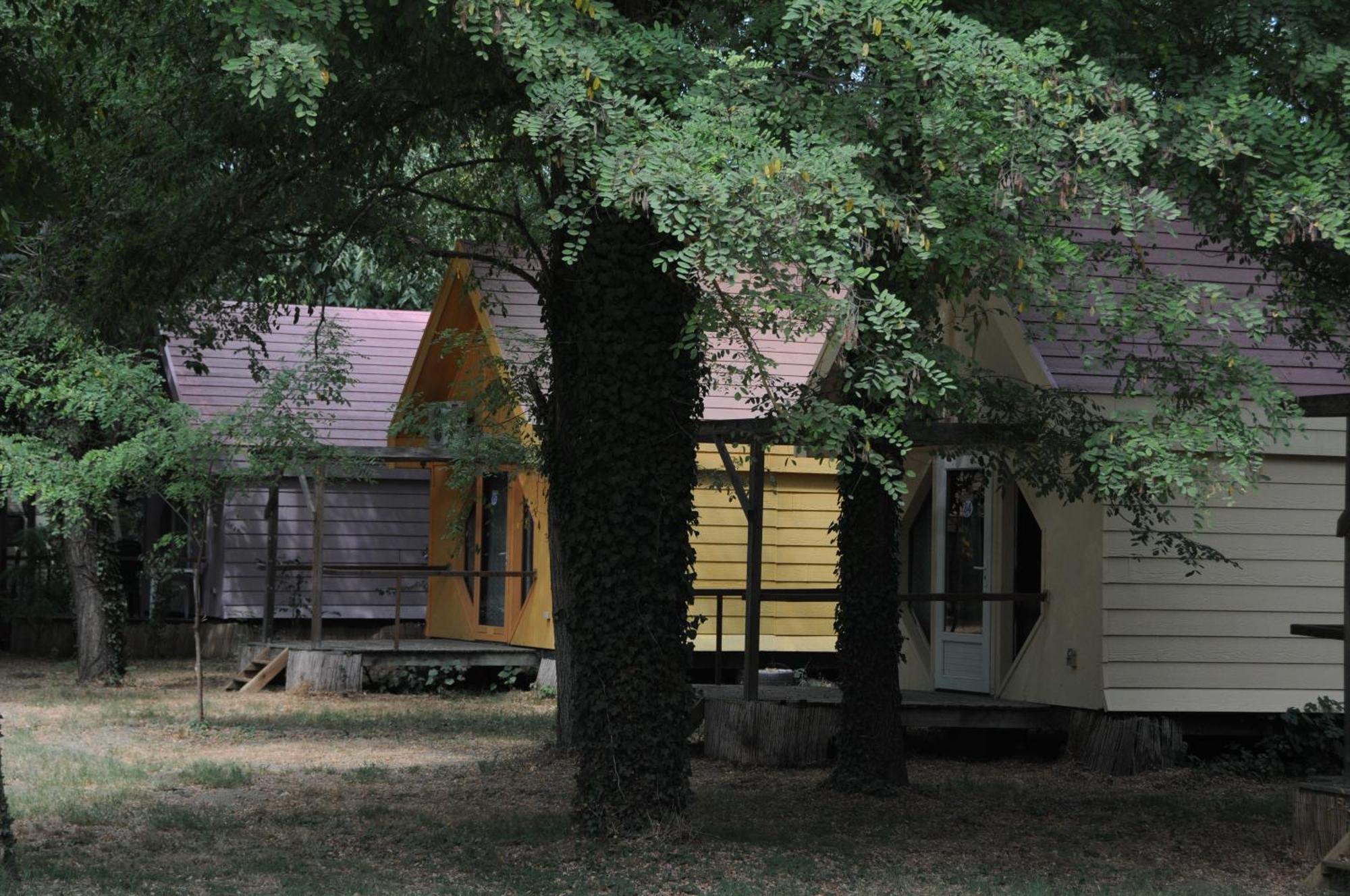 Camping Paradis Bellerive Montfrin エクステリア 写真