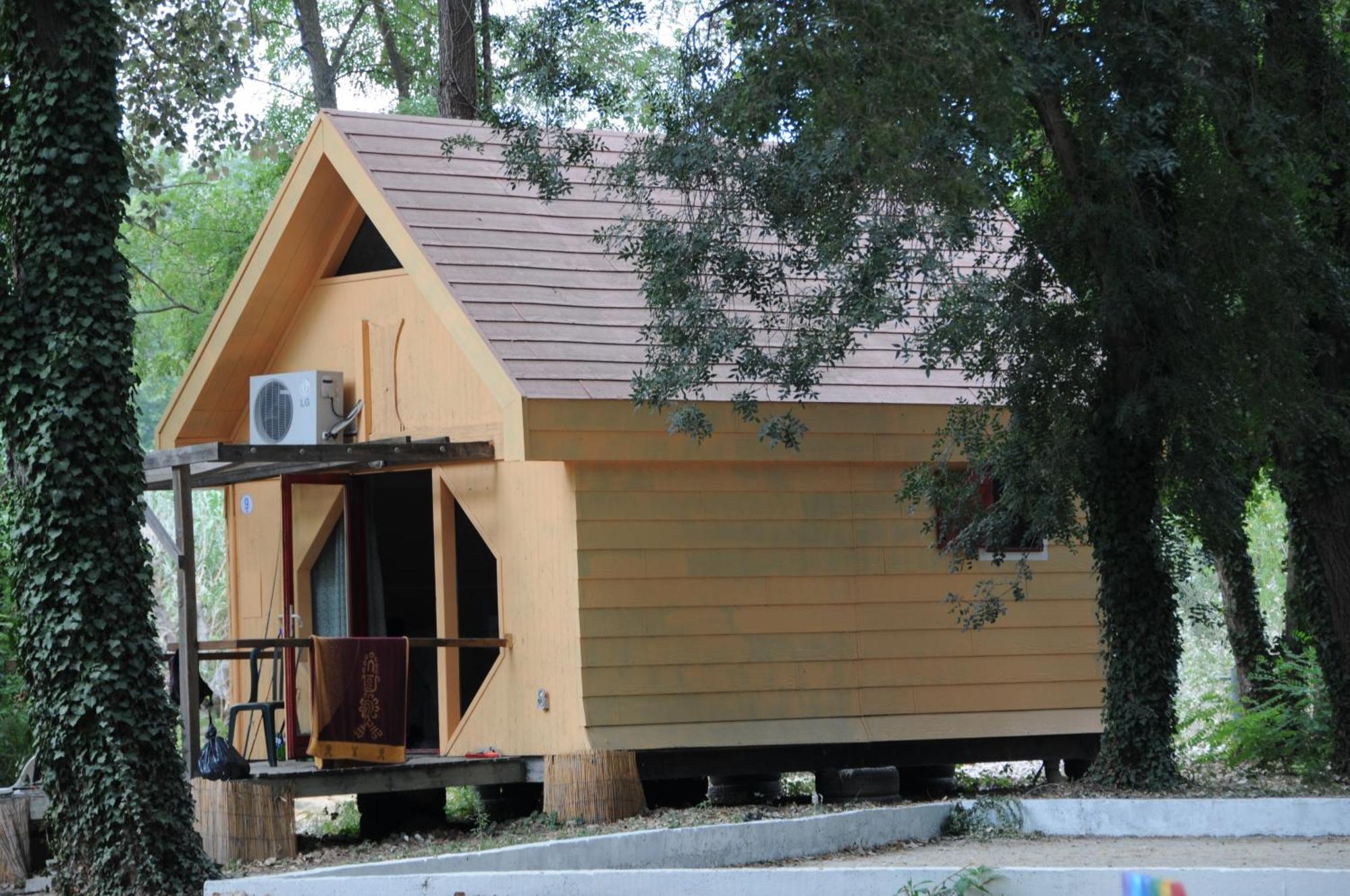 Camping Paradis Bellerive Montfrin エクステリア 写真