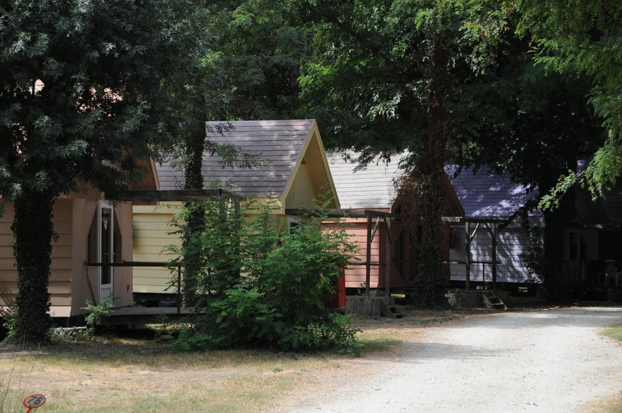 Camping Paradis Bellerive Montfrin エクステリア 写真