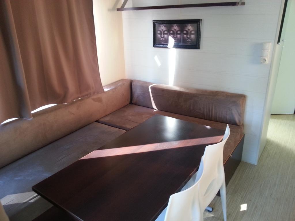 Camping Paradis Bellerive Montfrin 部屋 写真