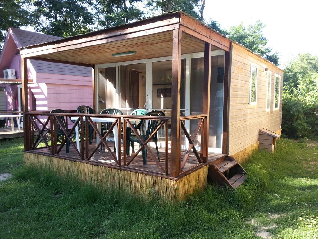 Camping Paradis Bellerive Montfrin 部屋 写真